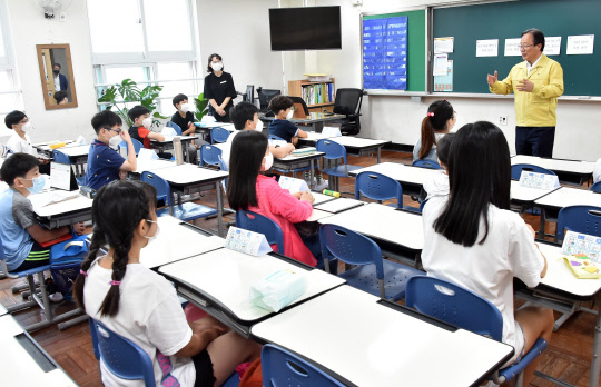 초등학교 등교 수업      (부산=연합뉴스) 초5·6학년 등교수업 첫날인 8일 오전 부산 남구 용소초등학교에서 학생들이 김석준 교육감과 대화하고 있다. 2020.6.8 [부산시교육청 제공.재판매 및 DB 금지]      ccho@yna.co.kr  (끝)